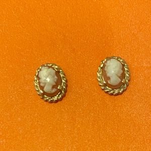 Cameo earrings in gold.